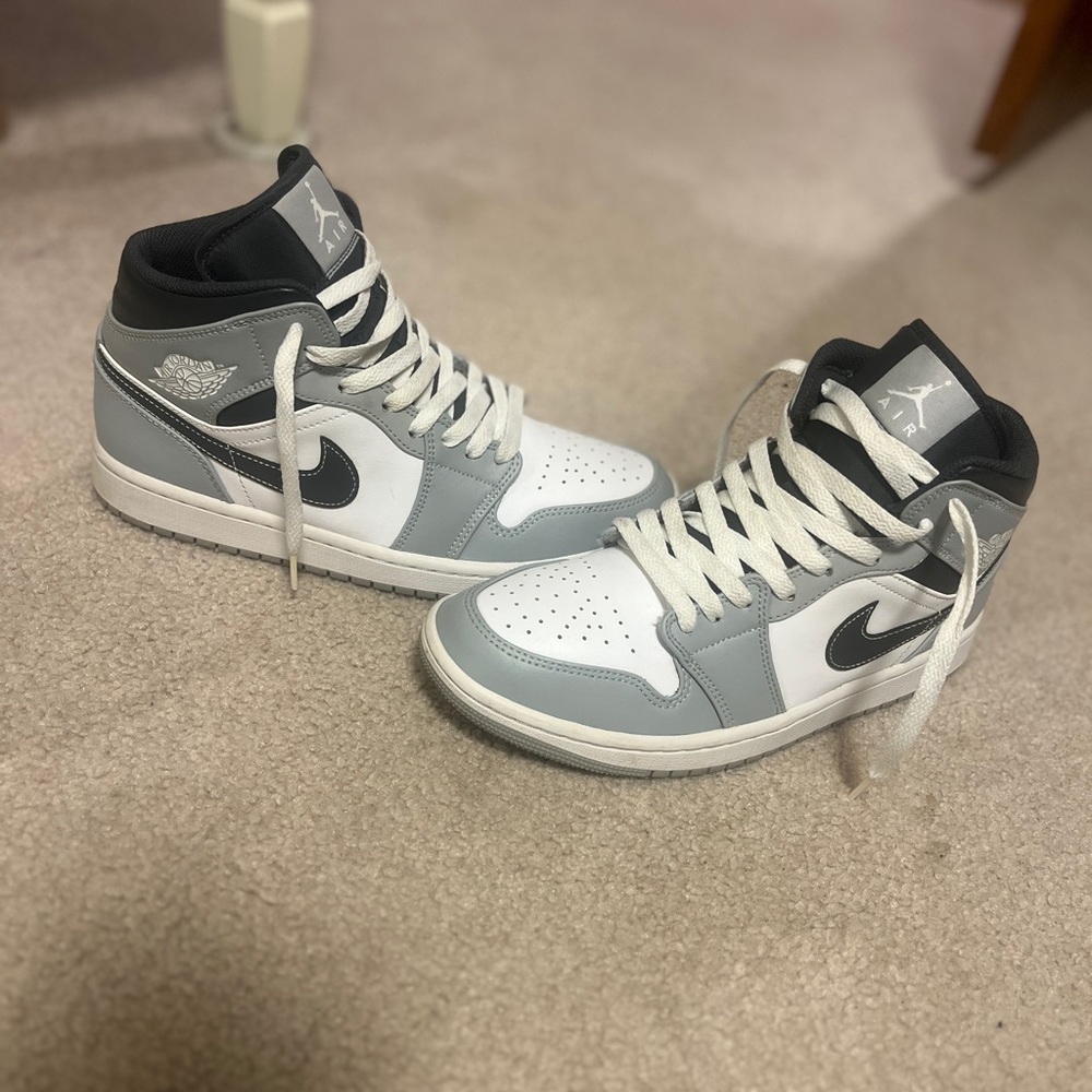 AirJordan 1 Mid ‘Light Smoke Grey’